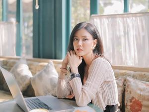 Momen Nita Gunawan Nongkrong Cantik di Kafe hingga Jajan Batagor