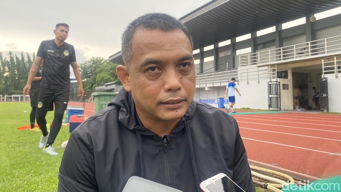 Pelatih karteker PSIM, Erwan Hendarwanto di Lapangan UNY, Caturtunggal, Depok, Sleman, Jumat (21/2/2025). Pelatih karteker PSIM, Erwan Hendarwanto di Lapangan UNY, Caturtunggal, Depok, Sleman, Jumat (21/2/2025).