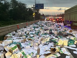 Penampakan Kecelakaan Km 91 Tol Cipularang: Kertas dan Kasur Berserakan