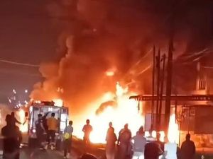 Mobil Pikap Terbakar Hebat Usai Terbalik gegara Nabrak Jukir di Binjai Mobil Pikap Terbakar Hebat Usai Terbalik gegara Nabrak Jukir di Binjai