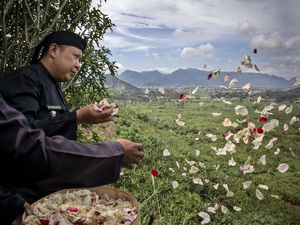 Tabur Bunga Peringati Dua Dekade Longsor TPA Leuwigajah Tabur Bunga Peringati Dua Dekade Longsor TPA Leuwigajah