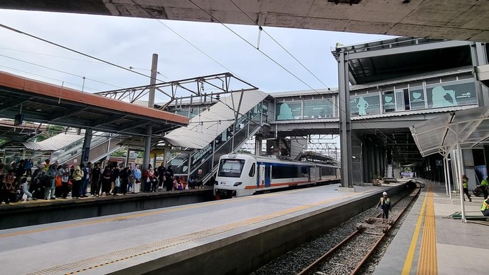 Peron jalur 1 di bangunan gres Stasiun Tanah Abang akan dioperasikan Sabtu (22/2) besok. Dalam tahap pertama pembukaan ini, alur pengguna KRL pun disesuaikan. (dok KCI)