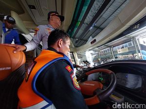 Sidak di Tempat Wisata Cirebon, Petugas Copot Klakson Telolet 3 Bus Sidak di Tempat Wisata Cirebon, Petugas Copot Klakson Telolet 3 Bus