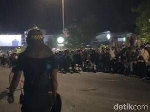 Polisi Pukul Mundur Massa Ricuh Saat Demo Indonesia Gelap di Depan UNM