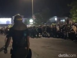 Polisi Pukul Mundur Massa Ricuh Saat Demo Indonesia Gelap di Depan UNM