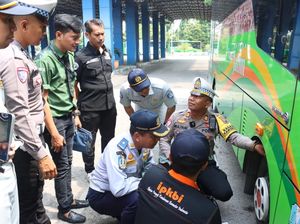 Ramp Check Angkutan Umum di Kota Mojokerto, Polisi Temukan Ban Aus Ramp Check Angkutan Umum di Kota Mojokerto, Polisi Temukan Ban Aus
