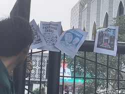 Didemo Mahasiswa, Poster Indonesia Gelap Mejeng di Pagar DPRD Sumut