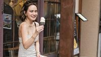 Potret Shandy Aulia Makan Es Krim di Kyoto dan Moskow