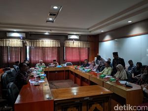 Isak Tangis Guru Honorer di Lombok yang Tak Kunjung Diangkat Jadi PPPK Isak Tangis Guru Honorer di Lombok yang Tak Kunjung Diangkat Jadi PPPK