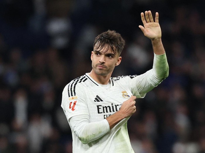 Soccer Football - LaLiga - Real Madrid v Atletico Madrid - Santiago Bernabeu, Madrid, Spain - February 8, 2025 Real Madrid's Raul Asencio reacts at the end of the match REUTERS/Violeta Santos Moura