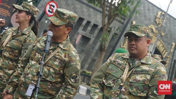 Rombongan kepala daerah peserta kegiatan retreat mulai tiba di Kompleks Akademi Militer (Akmil) Magelang, Jawa Tengah, Jumat (21/2) sore. Rombongan kepala daerah tiba sekitar pukul 15.45 WIB dari Rindam IV/ Diponegoro menggunakan sejumlah bus. Mereka mengenakan seragam komponen cadangan (komcad) lengkap. Gubernur Sumatera, Bobby Nasution jadi yang paling depan. Dia berjalan bersama Gubernur Jawa Tengah, Ahmad Lutfi. CNN Indonesia/Tunggul Damarjati