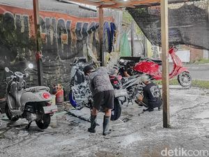 Tukang Cuci Motor Meraup Cuan Jelang Tumpek Landep di Bali