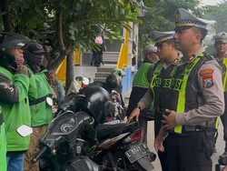 Sopir Bus dan Ojol di Kawasan Terminal Purabaya Ditertibkan Polisi