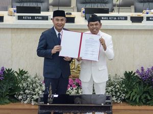 Senyum Dedi Mulyadi Usai Sertijab Jadi Gubernur Jawa Barat Senyum Dedi Mulyadi Usai Sertijab Jadi Gubernur Jawa Barat