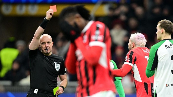 SOCCER-CHAMPIONS-MIL-FEY/REPORT Soccer Football - Champions League - Knockout Phase Playoff - Second Leg - AC Milan v Feyenoord - San Siro, Milan, Italy - February 18, 2025 AC Milans Theo Hernandez reacts after being shown a second yellow then red card for simulation by referee Szymon Marciniak REUTERS/Daniele Mascolo