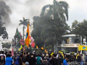 Aksi Unjuk Rasa Indonesia Cemas, Asap Hitam Mengepul di DPRD Cirebon Aksi Unjuk Rasa Indonesia Cemas, Asap Hitam Mengepul di DPRD Cirebon