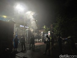 Massa Indonesia Gelap di Depan DPRD Jabar Membubarkan Diri