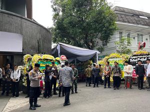 Video: JK, Menhan-Pramono Melayat ke Rumah Duka Eks Wakapolri Syafruddin Video: JK, Menhan-Pramono Melayat ke Rumah Duka Eks Wakapolri Syafruddin