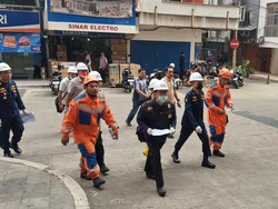 RS Polri Temukan Tas hingga Kacamata Korban di TKP Kebakaran Glodok Plaza