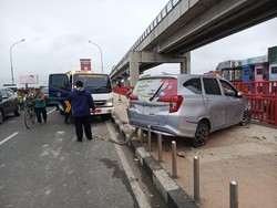 Calya Tabrak Pembatas Jalan, Nyaris Terjun Bebas dari Jembatan Ampera