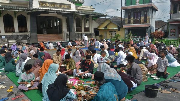 Tradisi Nyadran Masjid Wali Limbung