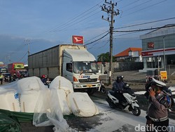 Truk Angkut 38 Ton Gula Terguling di Lamongan, Muatan Berceceran ke Jalan