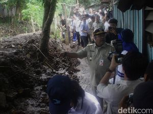 Wagub Bang Doel Tinjau Pengerukan Kali Krukut Wagub Bang Doel Tinjau Pengerukan Kali Krukut