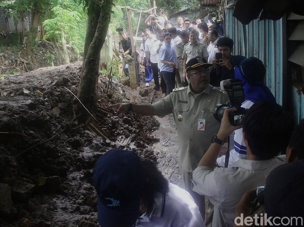 Wagub Bang Doel Tinjau Pengerukan Kali Krukut