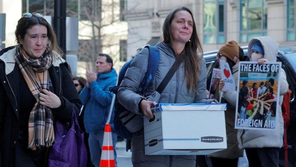 Air Mata Iringi Pekerja USAID yang Dipecat Tinggalkan Kantor