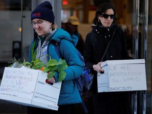 Video Tangis Pegawai USAID yang Di-PHK saat Tinggalkan Kantor Pusat