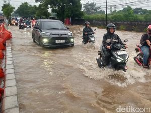 Banjir di Jalan Jogja-Solo dan Exit Tol Jogonalan Klaten, Banyak Motor Mogok