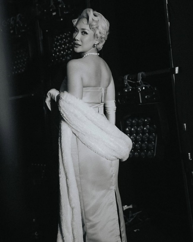 Rambut pirangnya ditata dalam gaya gelombang retro khas Marilyn Monroe, memberikan kesan feminin dan sophisticated. Foto: Instagram/@itsmebcl