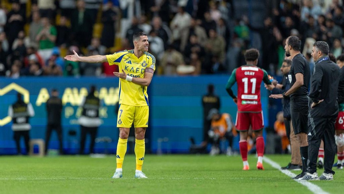 Momen Ronaldo protes usai Jhon Duran dikartu merah. (Foto: Abdullah Ahmed/Getty Images)
