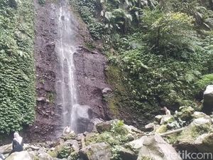 Menikmati Segarnya Tiga Curug di Kaki Gunung Halimun Salak Menikmati Segarnya Tiga Curug di Kaki Gunung Halimun Salak