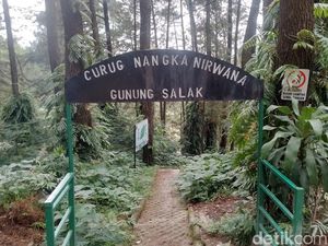 Pengunjung Setuju Tiket Curug Mahal, tapi Pedagang Jadi Rugi Pengunjung Setuju Tiket Curug Mahal, tapi Pedagang Jadi Rugi