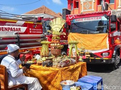 Mobil Damkar-Mesin Diupacarai Saat Tumpek Landep agar Lancar Jalankan Tugas