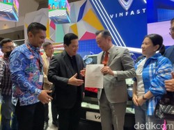 Kejutan! Erick Thohir Beli Mobil Listrik VinFast di IIMS 2025