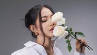 Eriska Nakesya dengan Berbagai Mode: Jaga Warsun, Berkebun, hingga Model