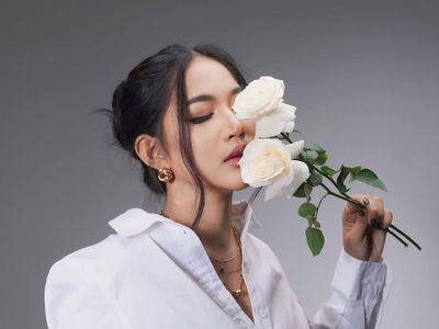 Eriska Nakesya dengan Berbagai Mode: Jaga Warsun, Berkebun, hingga Model
