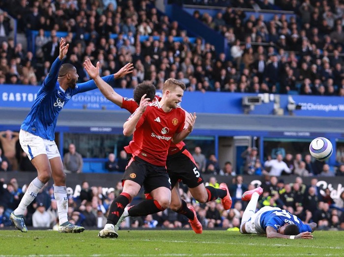 Soccer Football - Premier League - Everton v Manchester United - Goodison Park, Liverpool, Britain - February 22, 2025 Evertons Ashley Young reacts after sustaining an injury as Manchester Uniteds Matthijs de Ligt and Harry Maguire look on Action Images via Reuters/Ed Sykes EDITORIAL USE ONLY. NO USE WITH UNAUTHORIZED AUDIO, VIDEO, DATA, FIXTURE LISTS, CLUB/LEAGUE LOGOS OR LIVE SERVICES. ONLINE IN-MATCH USE LIMITED TO 120 IMAGES, NO VIDEO EMULATION. NO USE IN BETTING, GAMES OR SINGLE CLUB/LEAGUE/PLAYER PUBLICATIONS. PLEASE CONTACT YOUR ACCOUNT REPRESENTATIVE FOR FURTHER DETAILS..