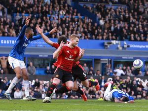 Everton Vs MU: Ashley Young Sindir Wasit Pakai Kutipan Mourinho Everton Vs MU: Ashley Young Sindir Wasit Pakai Kutipan Mourinho