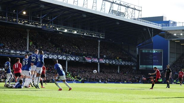 Soccer Football - Premier League - Everton v Manchester United - Goodison Park, Liverpool, Britain - February 22, 2025 Manchester United's Bruno Fernandes scores their first goal from a free kick REUTERS/Phil Noble EDITORIAL USE ONLY. NO USE WITH UNAUTHORIZED AUDIO, VIDEO, DATA, FIXTURE LISTS, CLUB/LEAGUE LOGOS OR 'LIVE' SERVICES. ONLINE IN-MATCH USE LIMITED TO 120 IMAGES, NO VIDEO EMULATION. NO USE IN BETTING, GAMES OR SINGLE CLUB/LEAGUE/PLAYER PUBLICATIONS. PLEASE CONTACT YOUR ACCOUNT REPRESENTATIVE FOR FURTHER DETAILS..