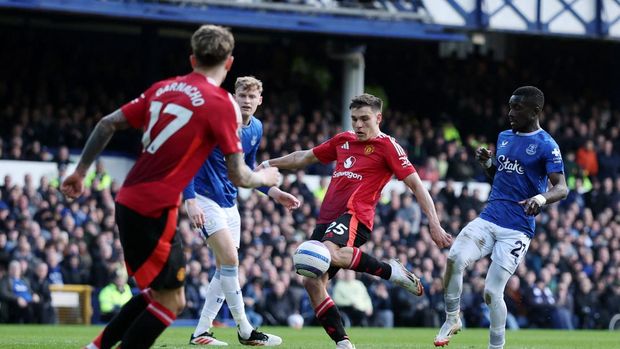 Soccer Football - Premier League - Everton v Manchester United - Goodison Park, Liverpool, Britain - February 22, 2025 Manchester United's Manuel Ugarte scores their second goal REUTERS/Phil Noble EDITORIAL USE ONLY. NO USE WITH UNAUTHORIZED AUDIO, VIDEO, DATA, FIXTURE LISTS, CLUB/LEAGUE LOGOS OR 'LIVE' SERVICES. ONLINE IN-MATCH USE LIMITED TO 120 IMAGES, NO VIDEO EMULATION. NO USE IN BETTING, GAMES OR SINGLE CLUB/LEAGUE/PLAYER PUBLICATIONS. PLEASE CONTACT YOUR ACCOUNT REPRESENTATIVE FOR FURTHER DETAILS..