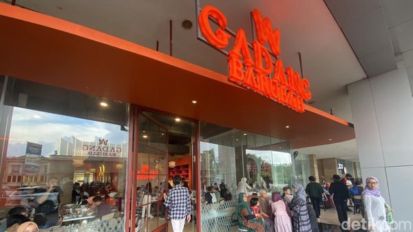 Lamak Bano! Tunjang Hot Plate dan Rendang di Resto Padang Deddy Corbuzier