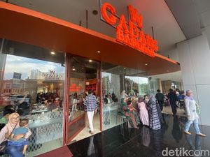 Lamak Bano! Tunjang Hot Plate dan Rendang di Resto Padang Deddy Corbuzier