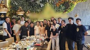 Gregoria Mariska Ajak Mikha Angelo Makan Bareng Teman-teman Atlet