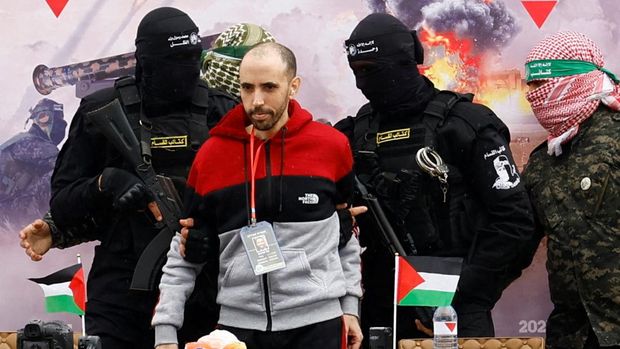 Tal Shoham, a hostage held in Gaza since the deadly October 7, 2023 attack, is released by Palestinian Hamas militants as part of a ceasefire and a hostages-prisoners swap deal between Hamas and Israel, in Rafah, in the southern Gaza Strip, February 22, 2025. REUTERS/Hatem Khaled