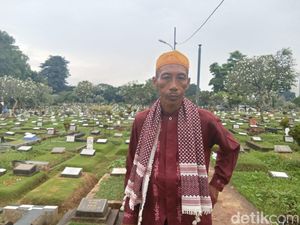 Cerita Sunardi Datang dari Cikande demi Jajakan Jasa Doa di TPU Karet Bivak