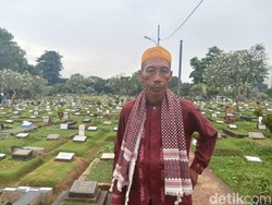 Cerita Sunardi Datang dari Cikande demi Jajakan Jasa Doa di TPU Karet Bivak