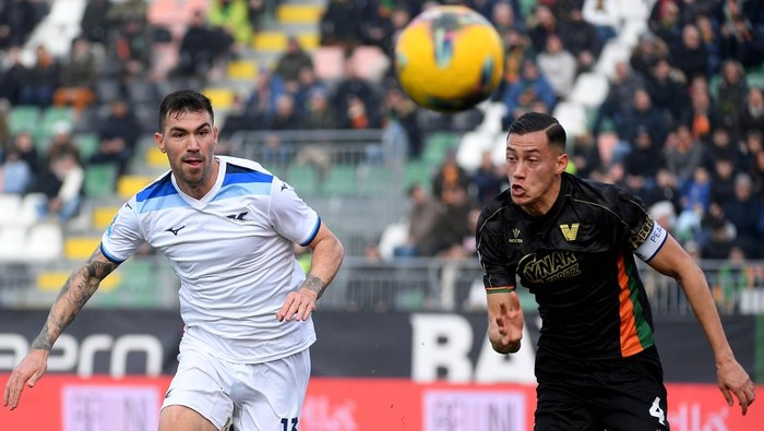 VENICE, ITALY - FEBRUARY 22: Alessio Romagnoli of SS Lazio compete for the ball with Jay Idzes of Venezia during the Serie match between Venezia and Lazio at Stadio Pier Luigi Penzo on February 22, 2025 in Venice, Italy. (Photo by Marco Rosi - SS Lazio/Getty Images)
